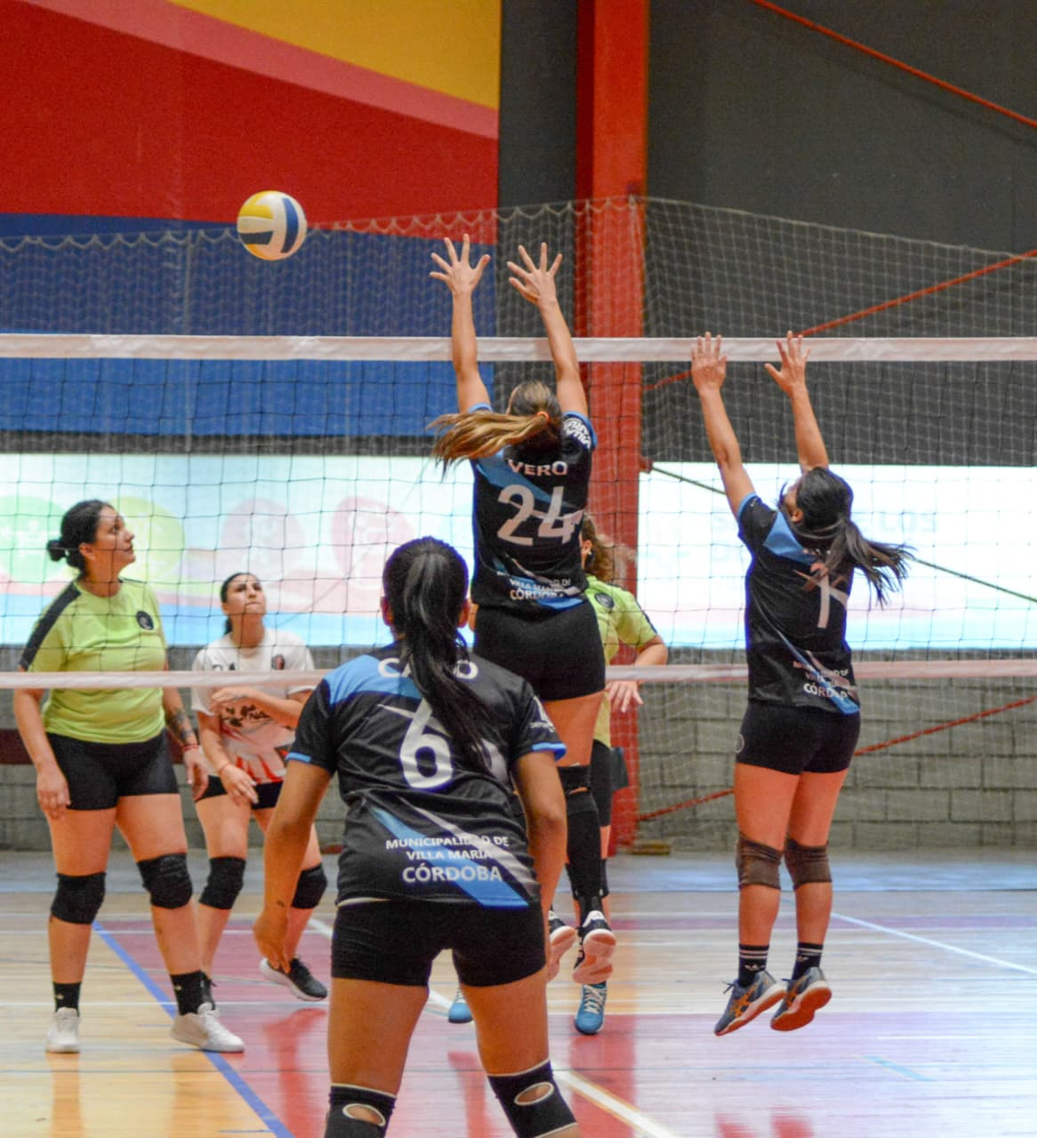 Más de 400 deportistas de 20 equipos ya juegan la Liga Municipal de Vóley Amateur