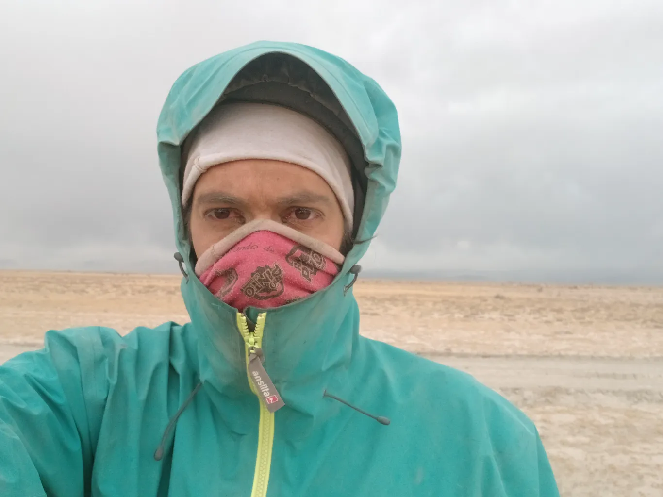 Tuve que pedalear en una tormenta de arena para conocer de cerca la fe en Bolivia