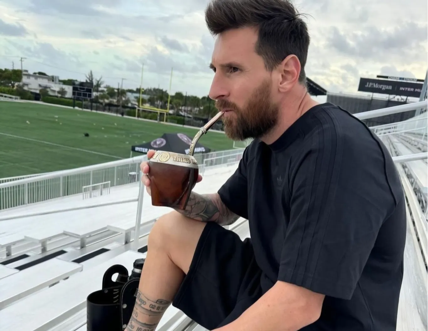 Entrena la Selección, con Messi que llegó al país