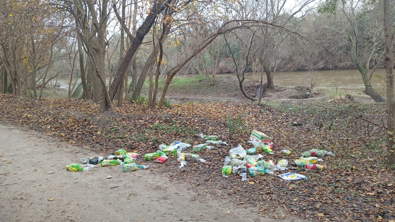 Arrojaron residuos similares al lado del río, antes del puente Andino