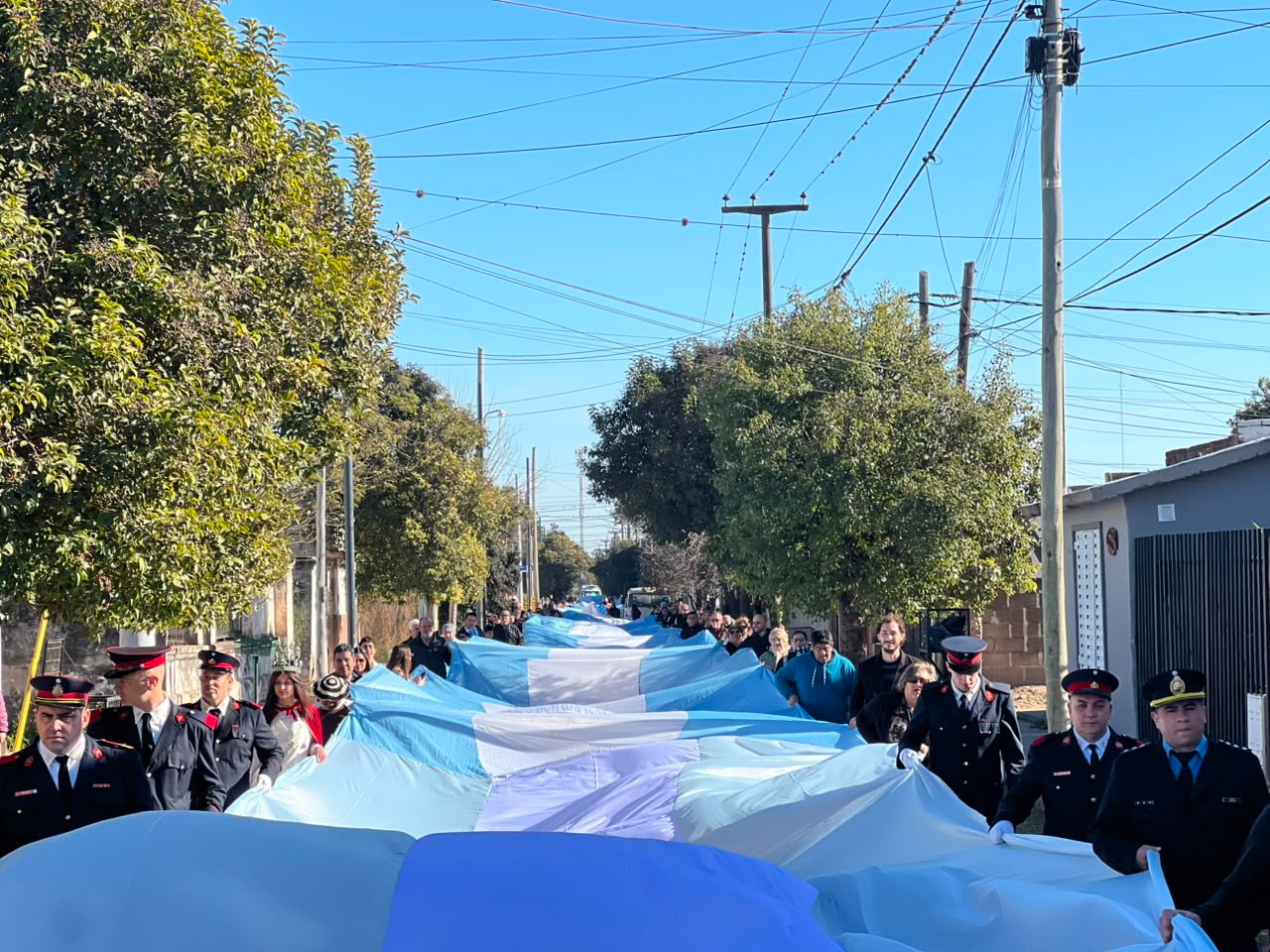 Villa Nueva tuvo un festejo patrio con una bandera enorme