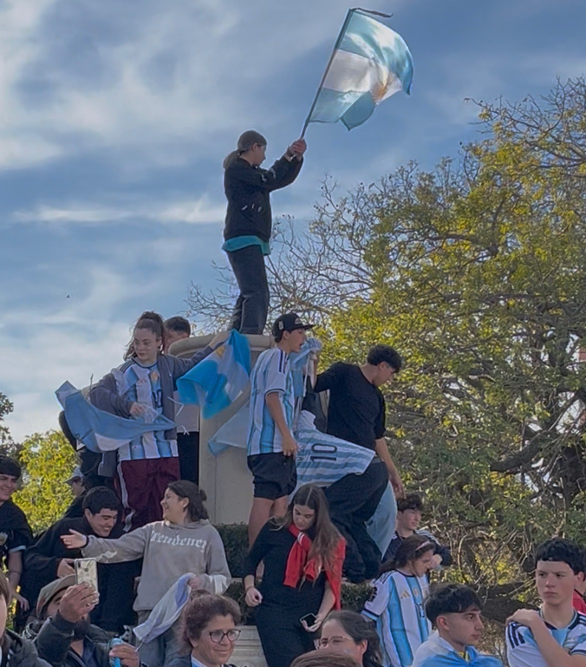 Viento fuerte y ascenso de temperatura: cómo estará el clima en la semana de la semifinal