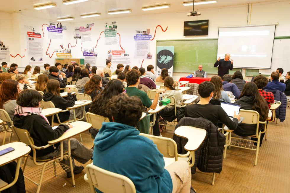 “La bandera de Malvinas en el Mundial fue un gesto de resistencia del pueblo argentino”, afirmó Guillermo Carmona en la UNVM