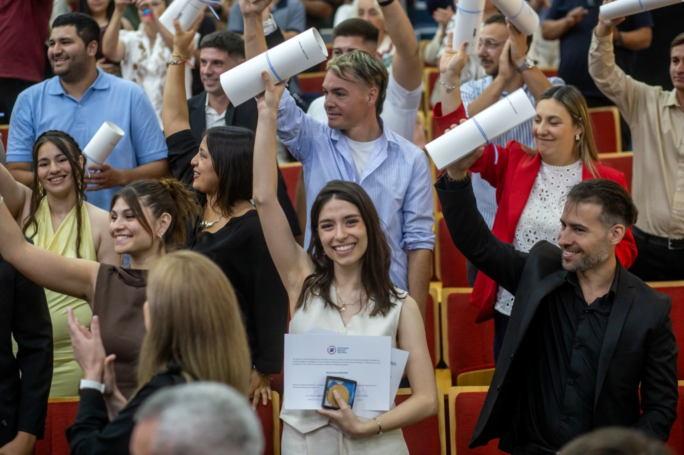 La UNVM entrega diplomas a 421 egresados: más del 80% son los primeros de sus familias